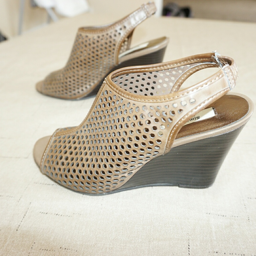 VERA WANG Summer Wedges! - Picture 3 of 5